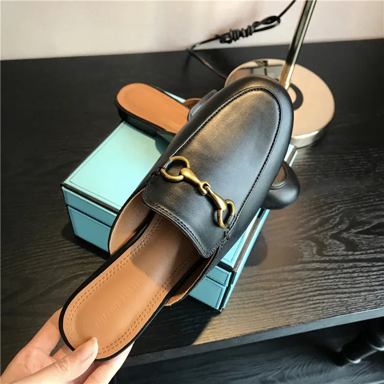 Luxe Designer Loafer Sandaal met Gouden Gesp — Chic & Tijdloos