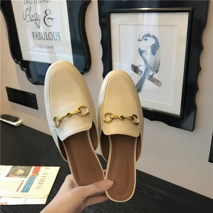 Luxe Designer Loafer Sandaal met Gouden Gesp — Chic & Tijdloos