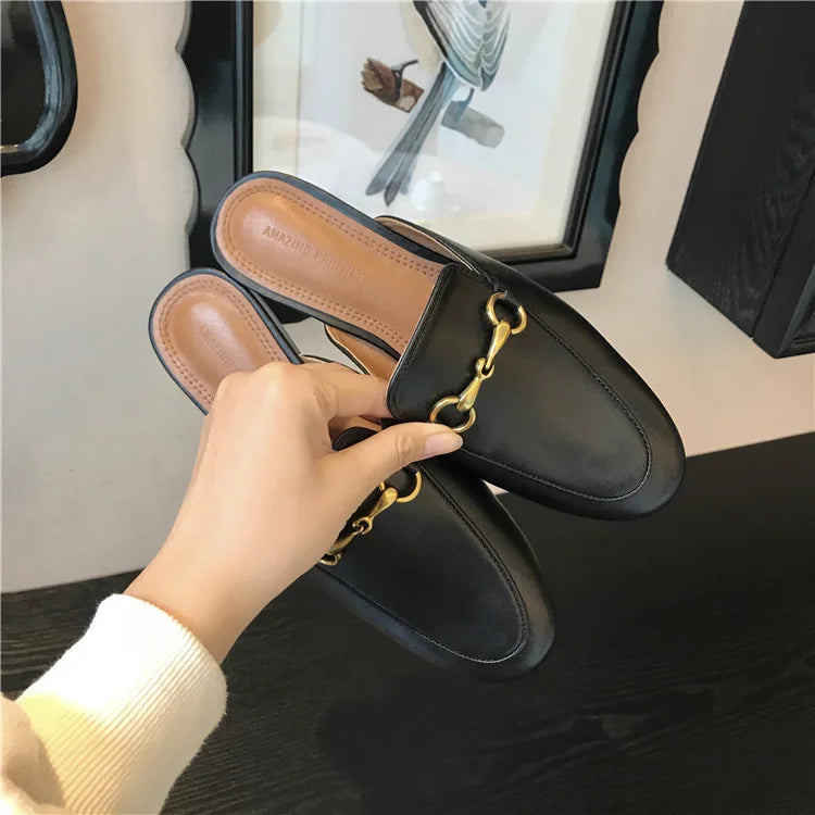 Luxe Designer Loafer Sandaal met Gouden Gesp — Chic & Tijdloos